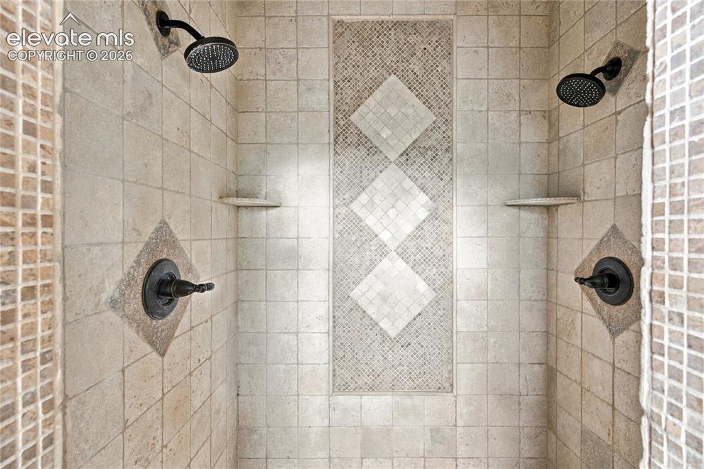 Image 21 of 45: Bathroom