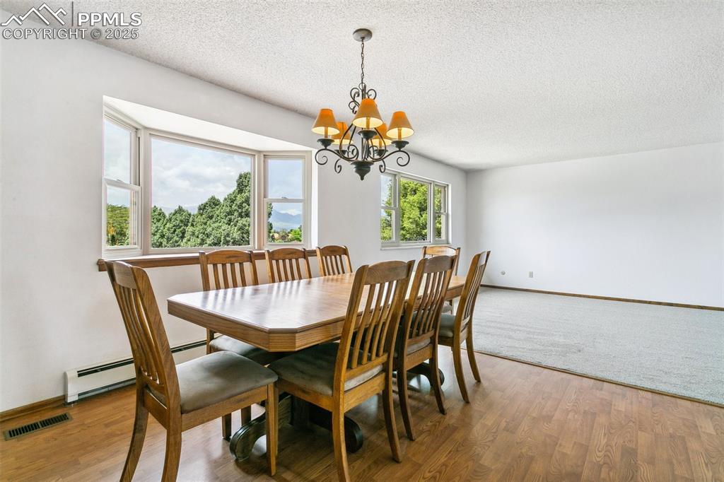 Image 10 of 50: Dining Area