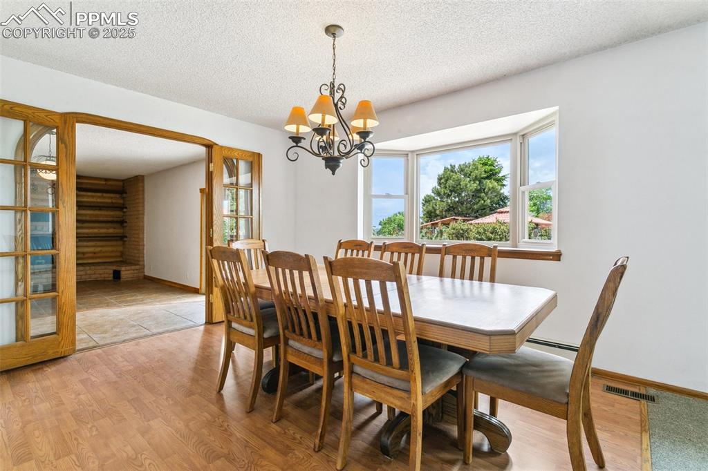 Image 11 of 50: Dining Area