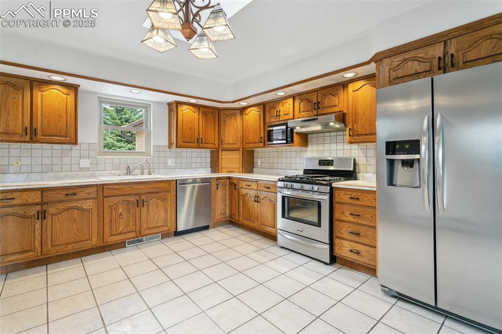 Image 13 of 50: Kitchen