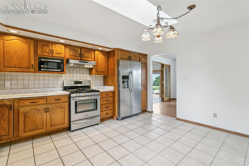 Image 15 of 50: Kitchen