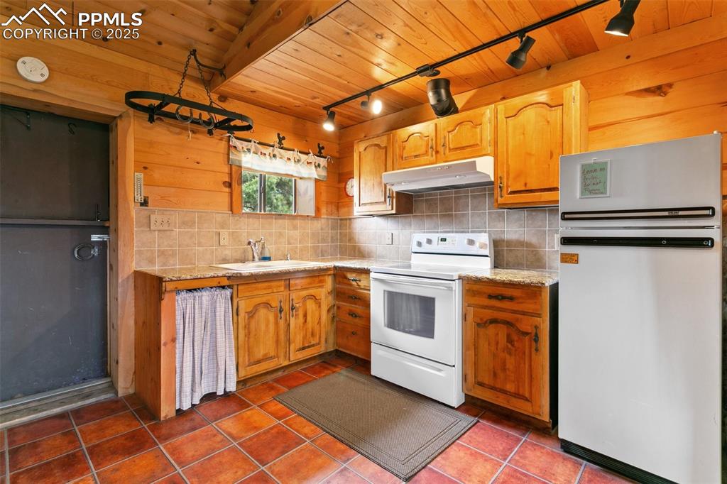 Image 40 of 50: Guest Quarters