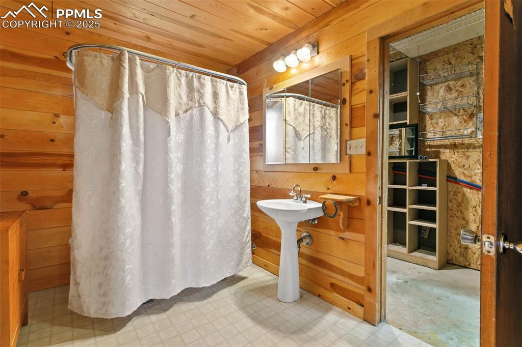 Image 42 of 50: Guest Quarters