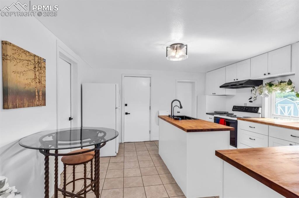 Image 10 of 39: Kitchen