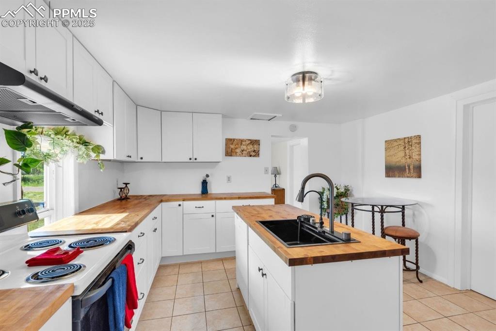 Image 12 of 39: Kitchen