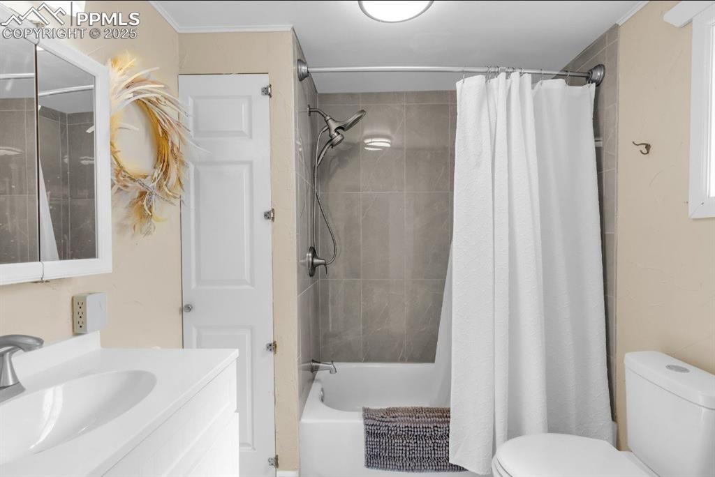 Image 13 of 39: Bathroom