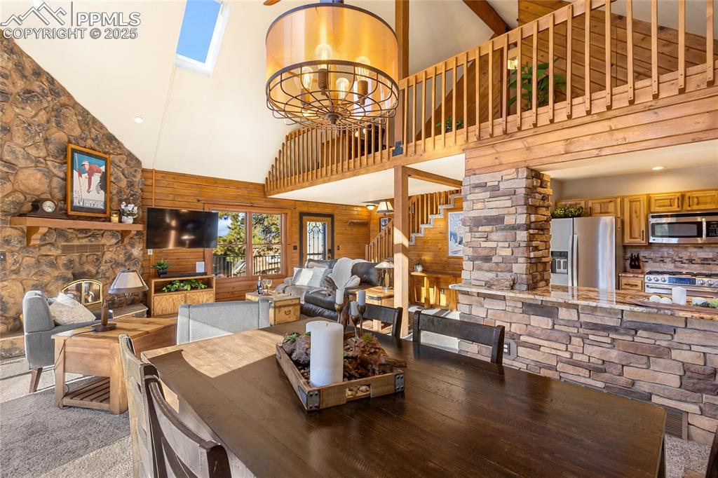 Image 21 of 50: Dining Area