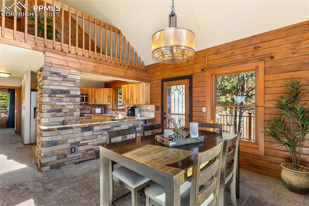 Image 23 of 50: Dining Area