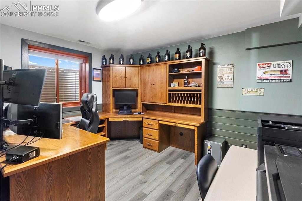 Image 37 of 50: Office