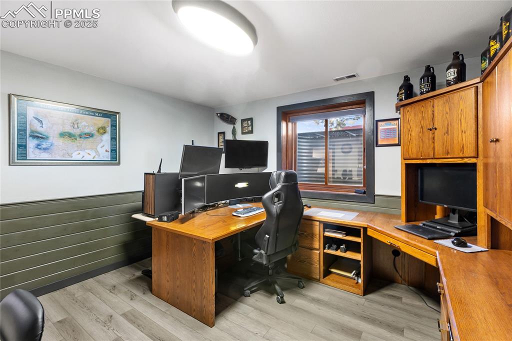 Image 38 of 50: Office