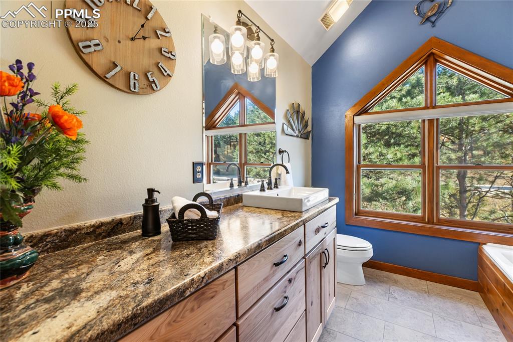 Image 39 of 50: Bathroom