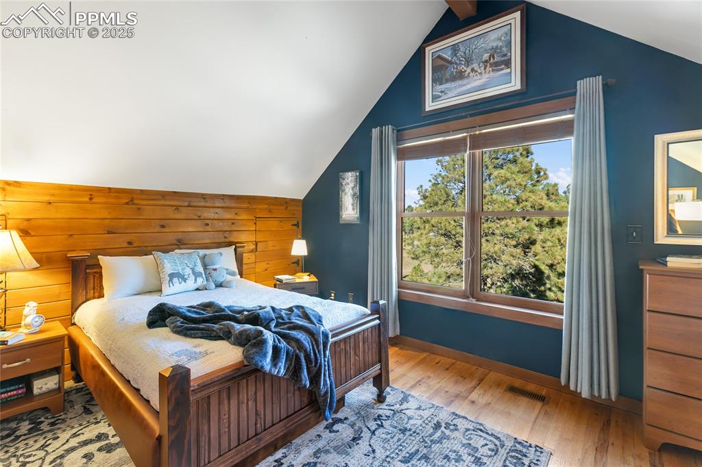 Image 40 of 50: Bedroom