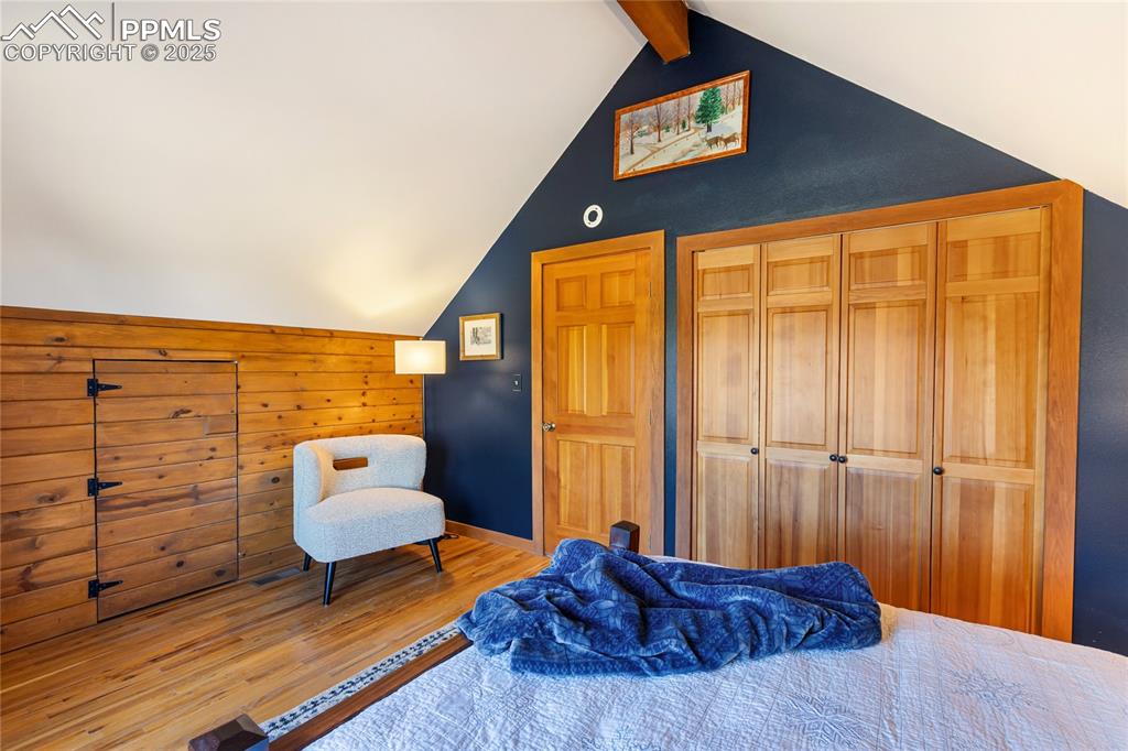 Image 42 of 50: Bedroom