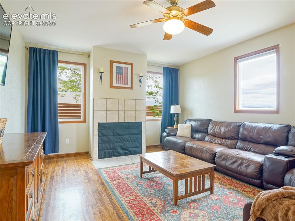 Image 14 of 36: Living Room