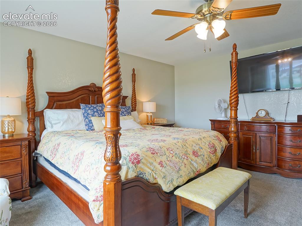 Image 17 of 36: Bedroom