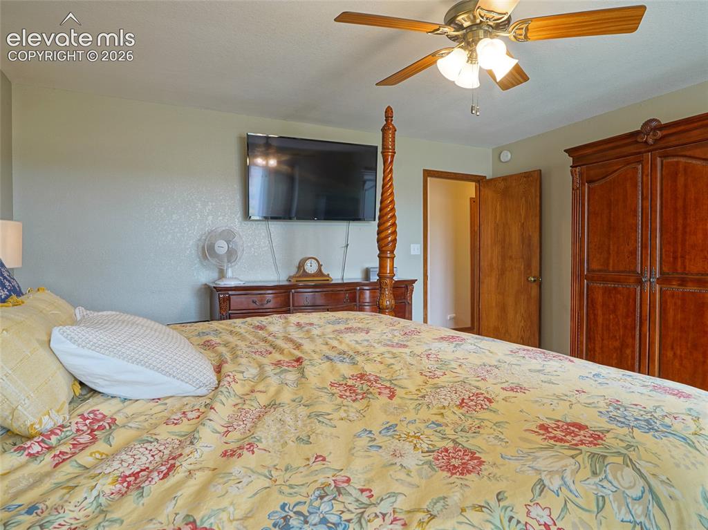 Image 18 of 36: Bedroom