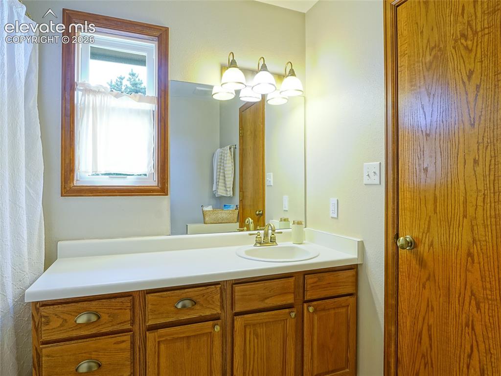 Image 21 of 36: Bathroom