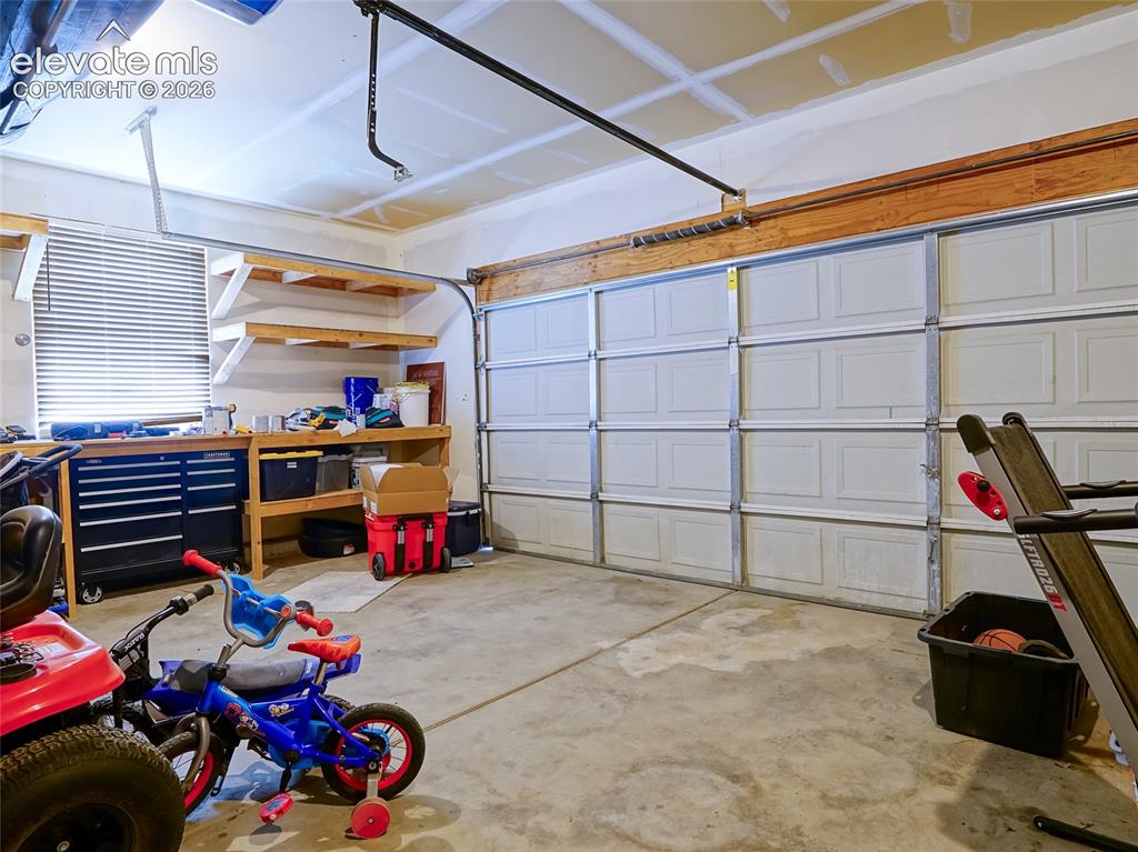 Image 28 of 36: Garage