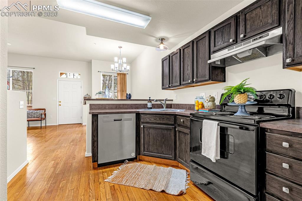 Image 5 of 19: Kitchen