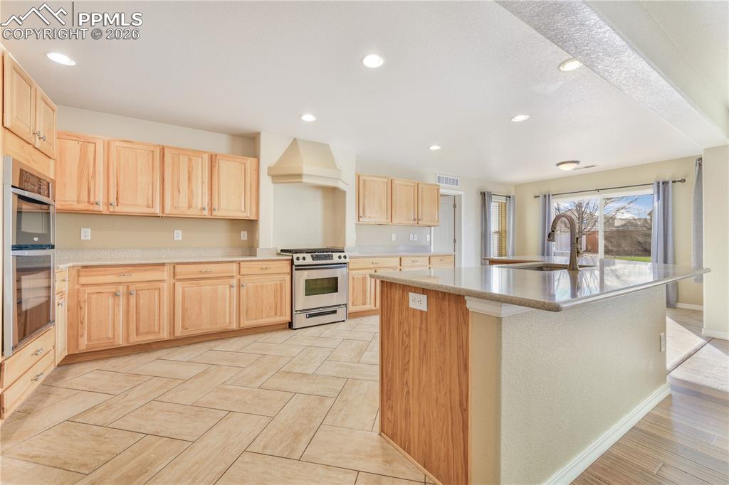 Image 11 of 50: Kitchen