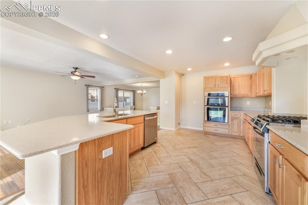 Image 15 of 50: Kitchen