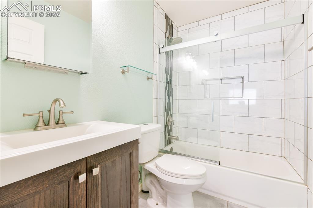 Image 34 of 50: Bathroom