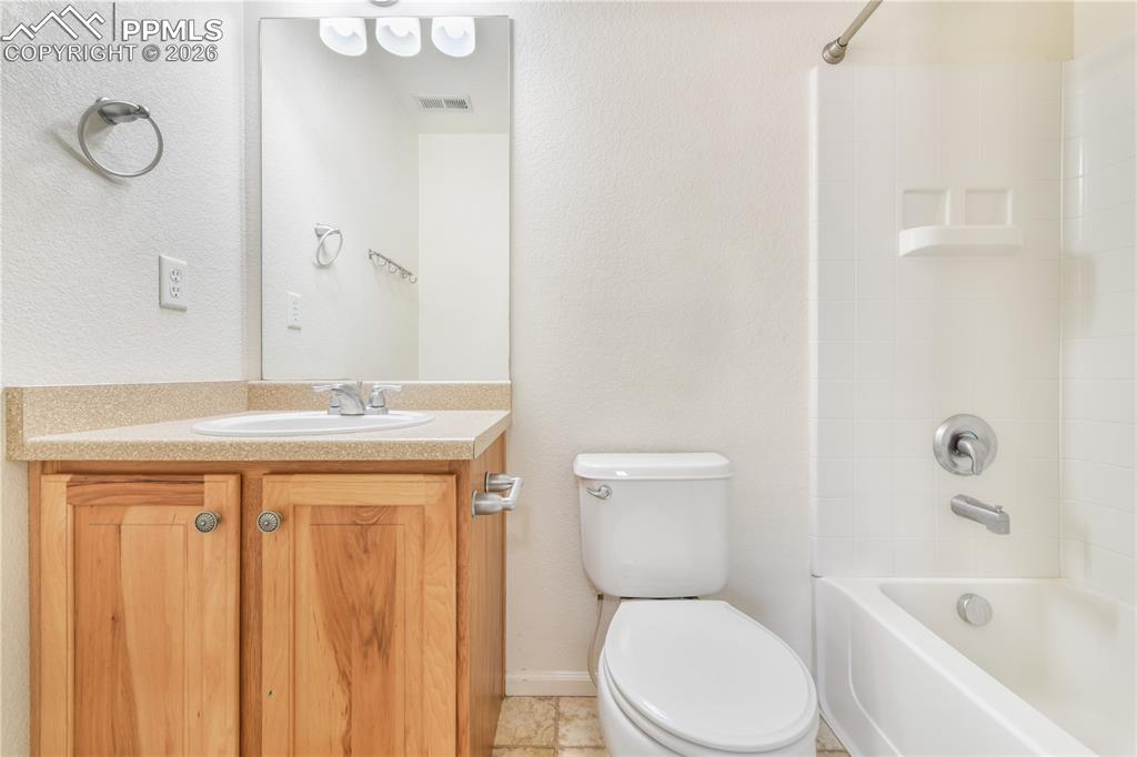 Image 38 of 50: Bathroom