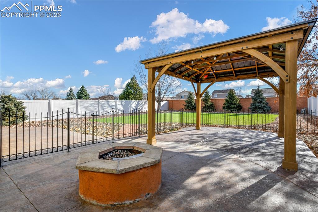 Image 43 of 50: Patio