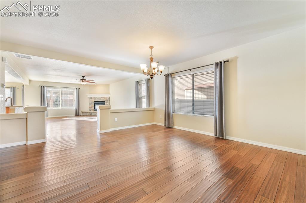 Image 5 of 50: Dining Area