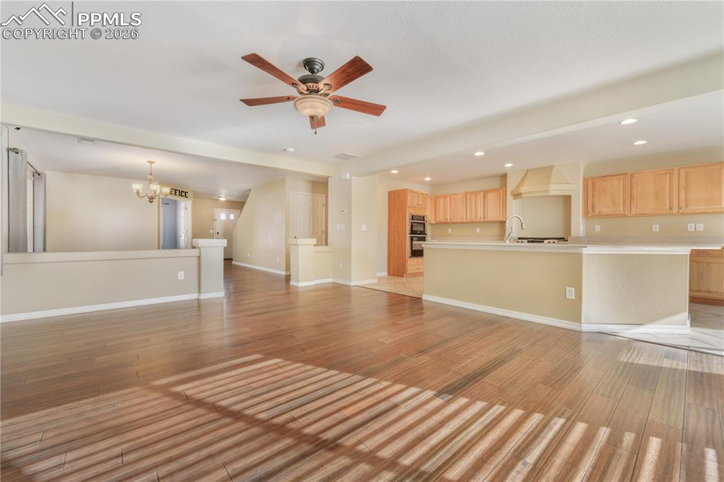 Image 7 of 50: Living Room