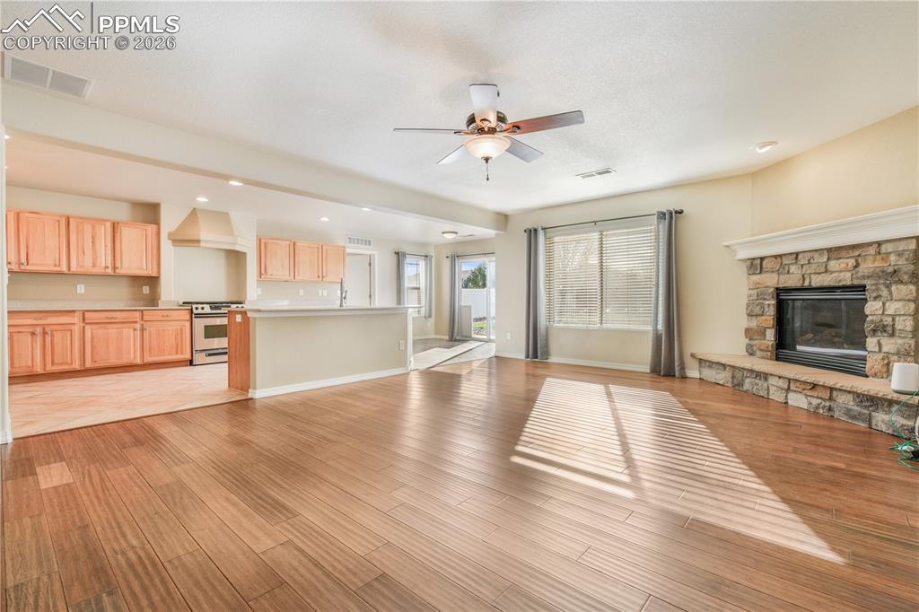 Image 9 of 50: Living Room