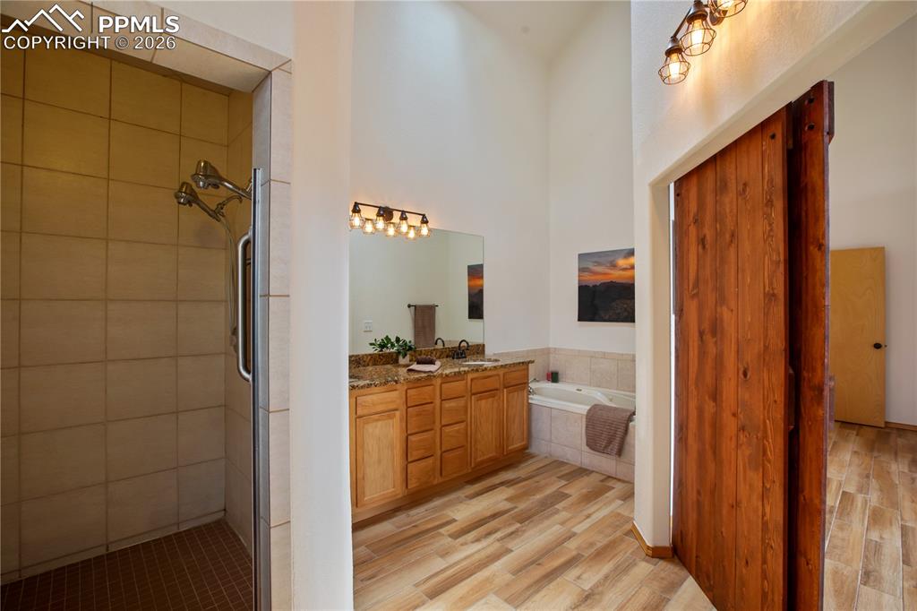 Image 17 of 34: The primary suite has a 5 piece bath