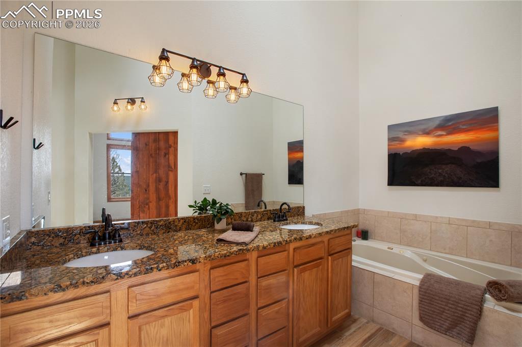 Image 18 of 34: Including a big soaking tub!