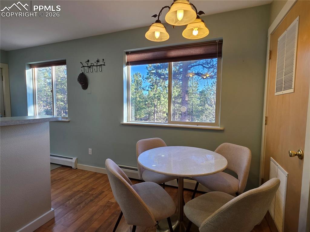 Image 11 of 33: Dining Area