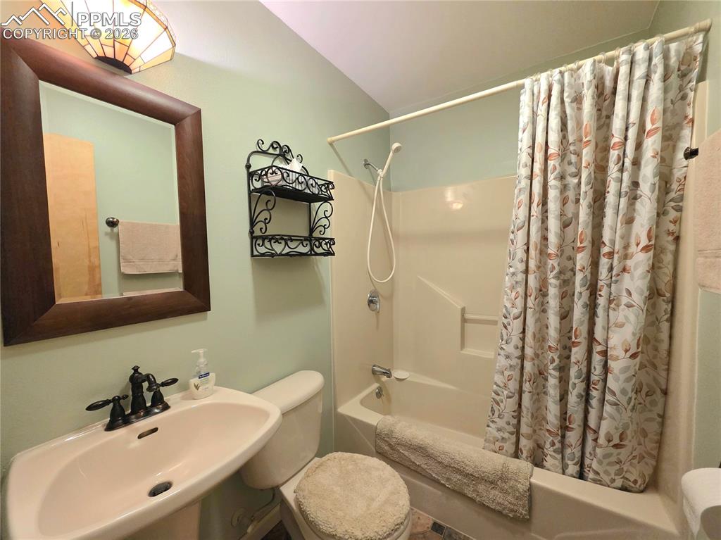 Image 22 of 33: Bathroom