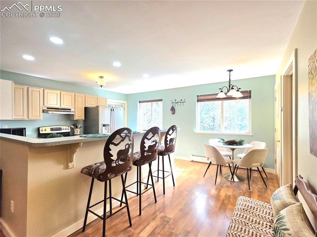 Image 7 of 33: Dining Area