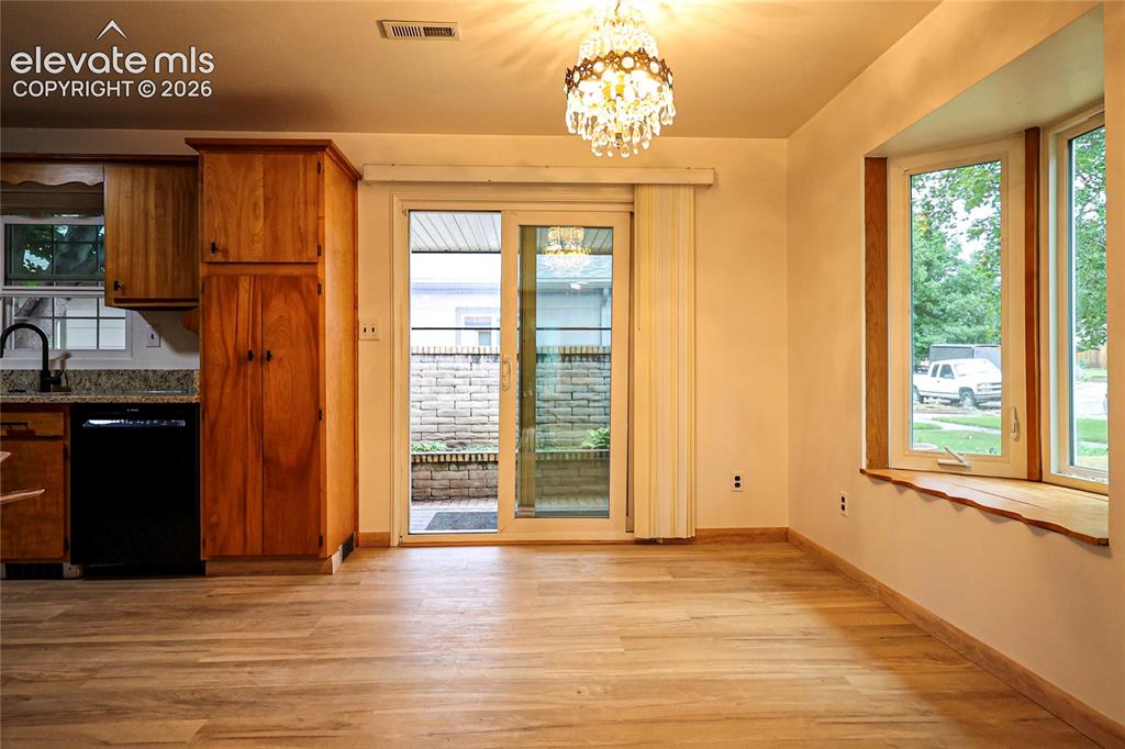 Image 11 of 40: Dining area