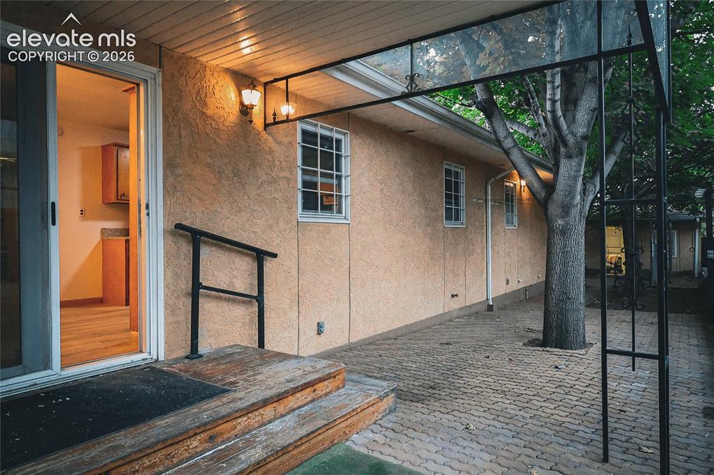 Image 17 of 40: Covered Deck