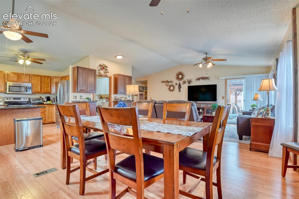 Image 10 of 50: Dining Area
