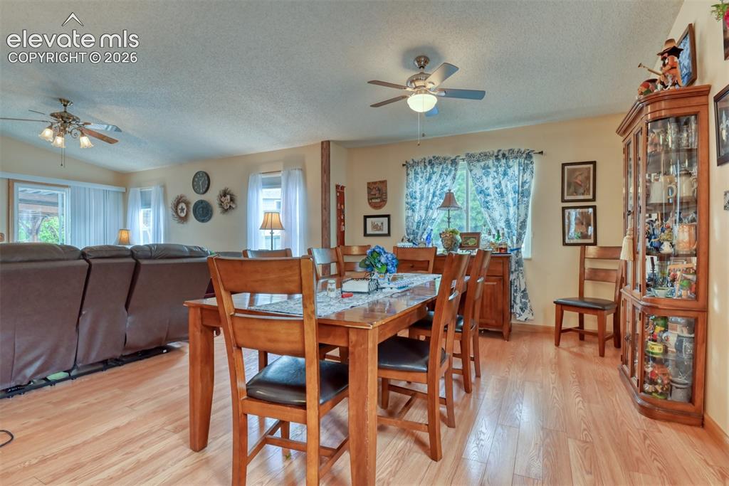 Image 11 of 50: Dining Area