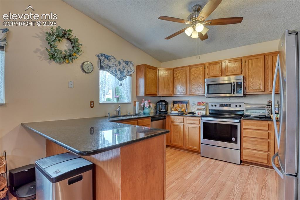 Image 12 of 50: Kitchen
