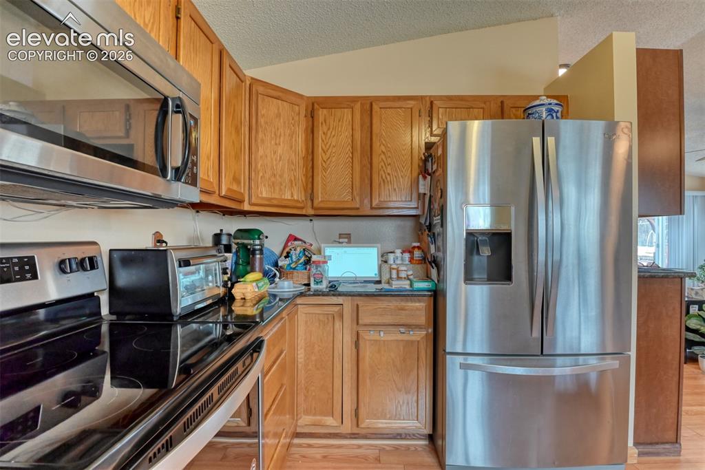 Image 13 of 50: Kitchen