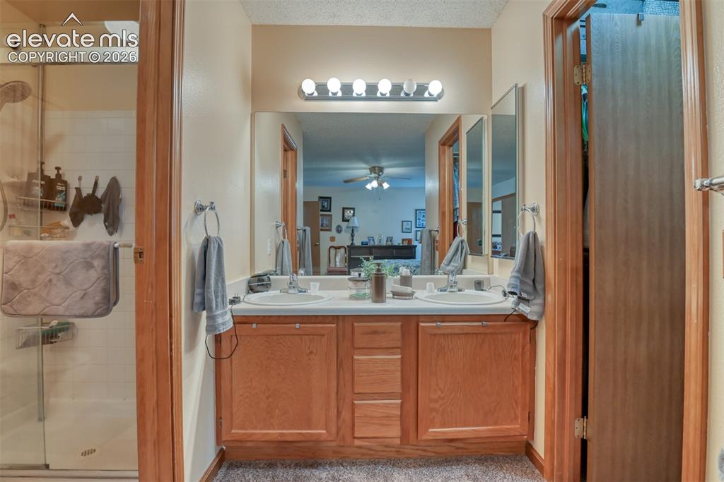 Image 18 of 50: Bathroom