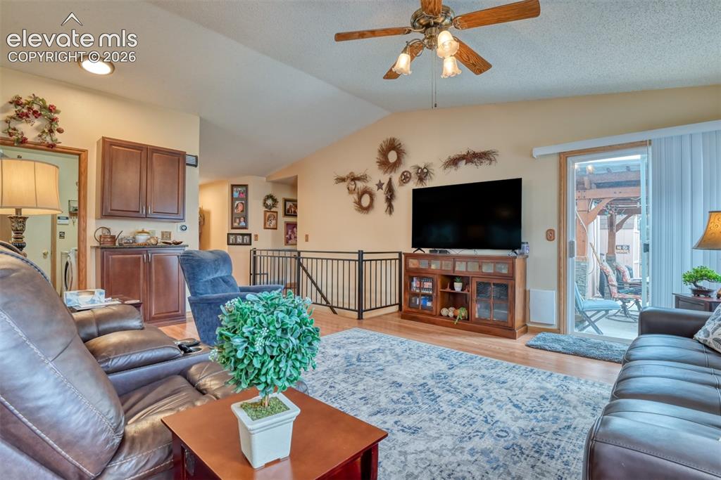 Image 8 of 50: Living Room