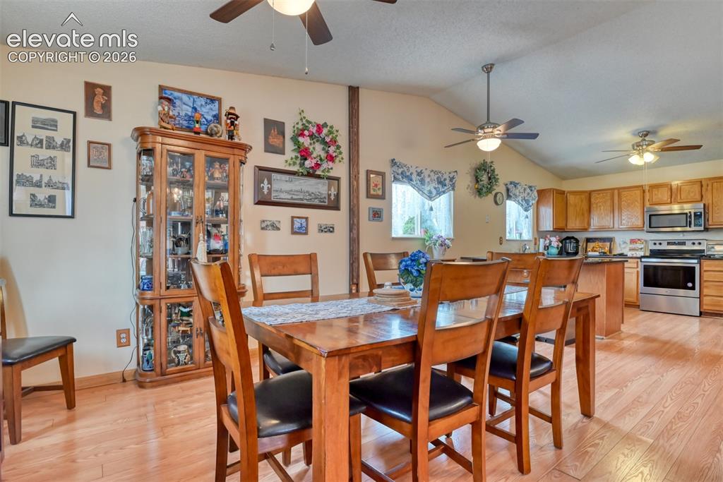 Image 9 of 50: Dining Area
