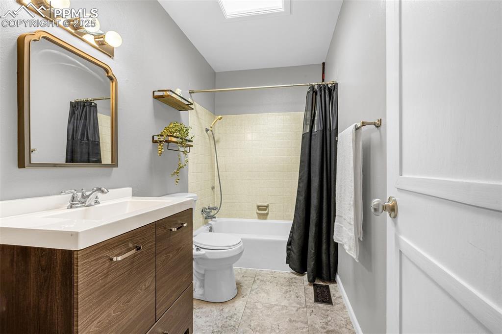Image 10 of 28: Bathroom