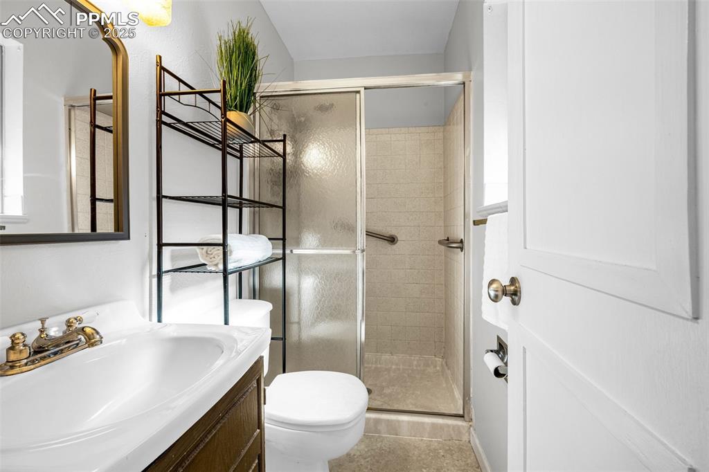 Image 15 of 28: Bathroom