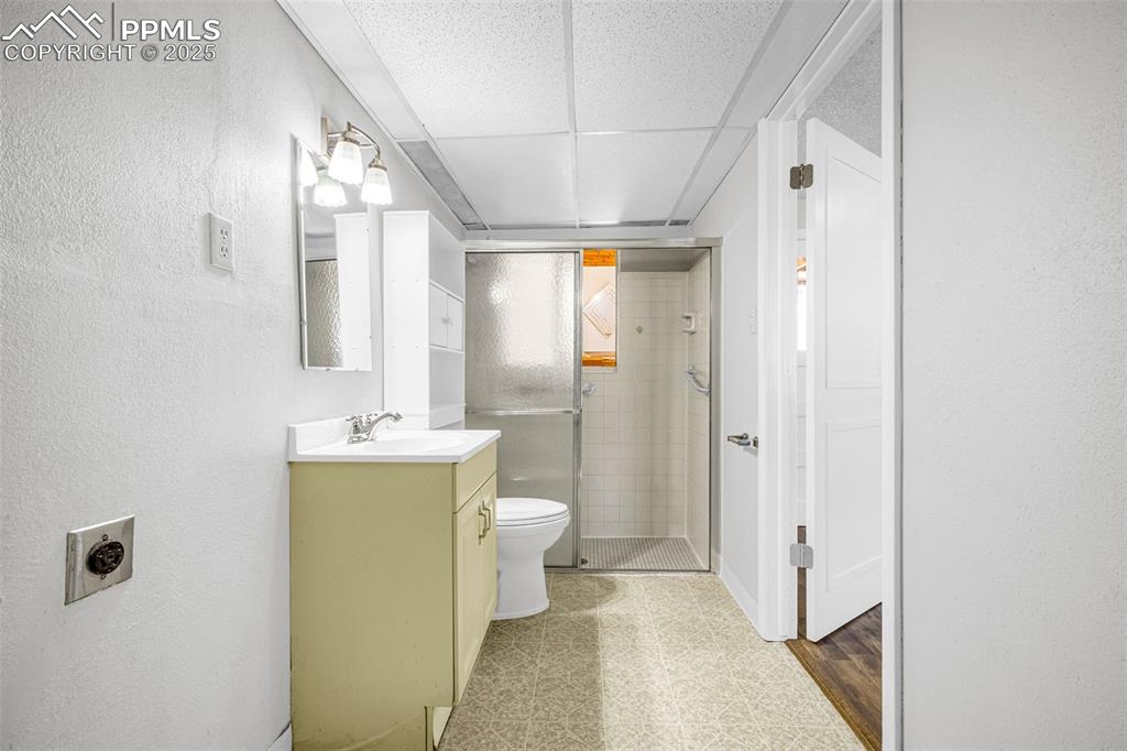 Image 21 of 28: Bathroom