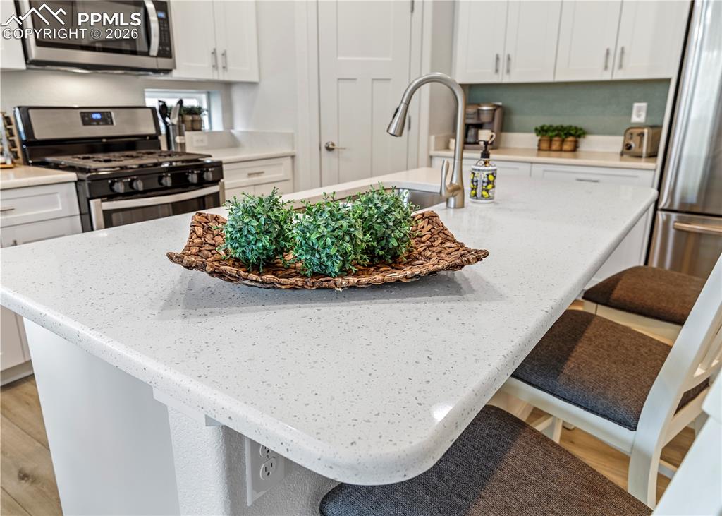 Image 15 of 49: Kitchen