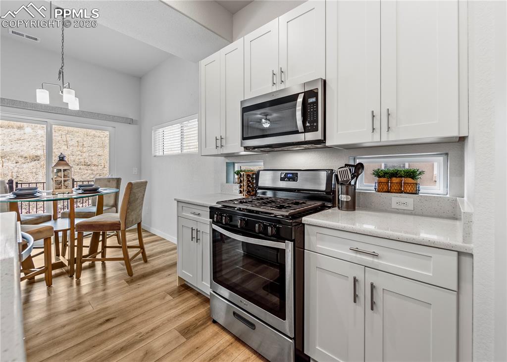 Image 18 of 49: Kitchen